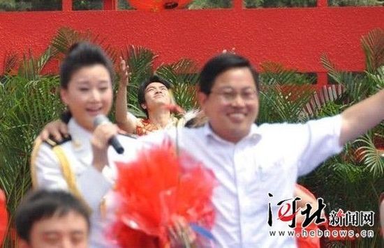 河南一干部“强搂”歌手遭行政拘留 已被免职 (图)