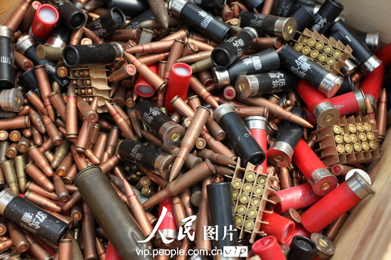 河南许昌警方集中销毁雷管手榴弹（图）