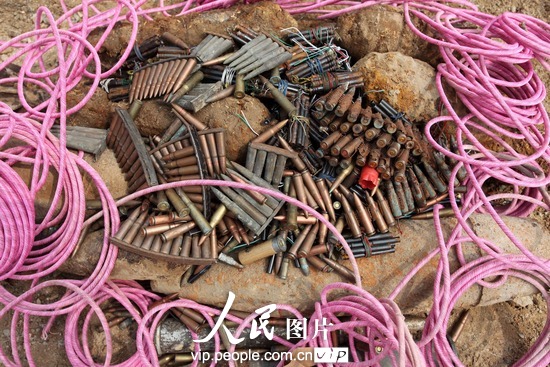 河南许昌警方集中销毁雷管手榴弹（图）