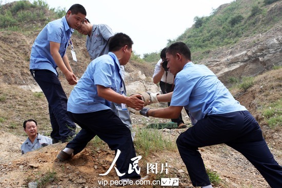 河南许昌警方集中销毁雷管手榴弹（图）