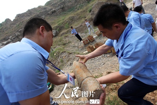 河南许昌警方集中销毁雷管手榴弹（图）