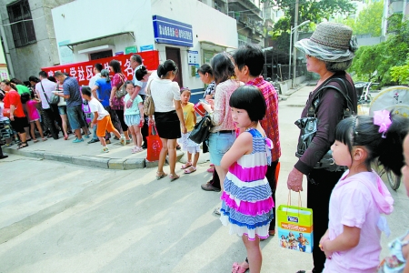 小学报名要证太多 教育界人士称目前不能降低限制