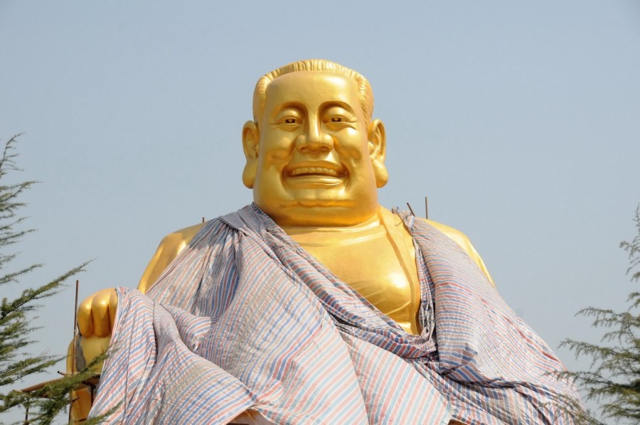 洛阳大背头弥勒佛“整容” 头部被移走