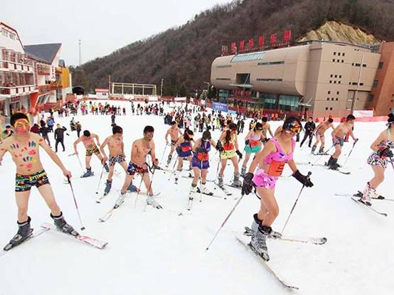 河南栾川滑雪场迎冬奥举行比基尼滑雪赛