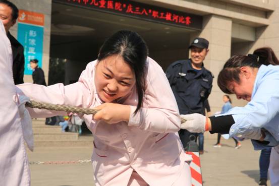 喜迎三八节 郑州市儿童医院举办拔河比赛