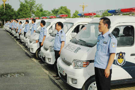 河南邓州百辆警车给力基层警务室