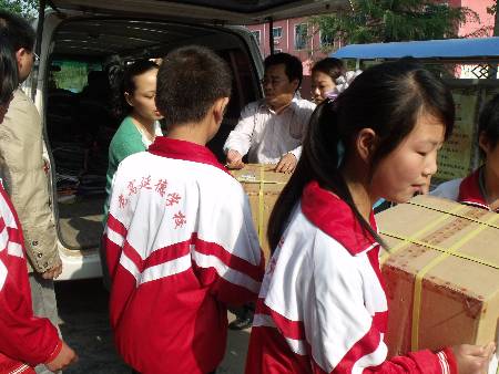 河南漯河医专向留守儿童捐献衣物和学习用品