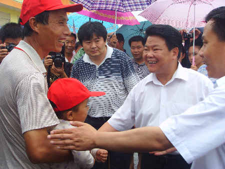 南阳社旗：风雨中迎来今年首批854名移民