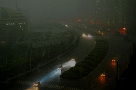郑州突降暴雨白昼如黑夜（图）
