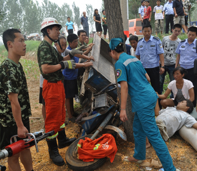 洛阳：农用三轮车刹车失灵扎沟底造成一死一伤