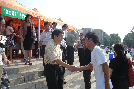 河南大学微博墙直播迎新 实时为新生答疑