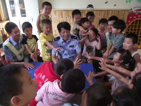开学的第一天民警把交通安全课送进校园