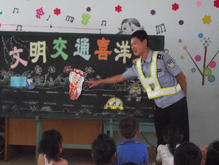 开学的第一天民警把交通安全课送进校园