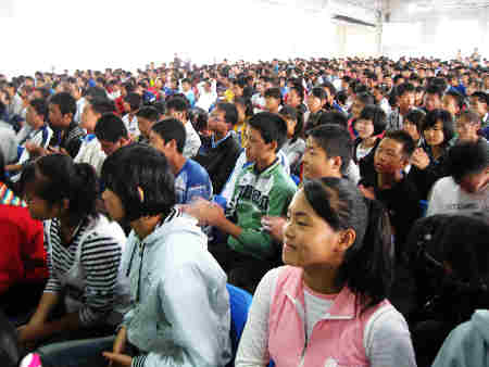 新生开学第一天 普法教育第一课（图）