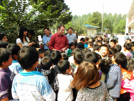 教师回报社会 走进希望小学传递爱心