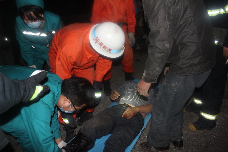 货车与挂车追尾两人被困 消防官兵上演生死营救