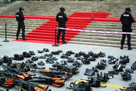 全国同步开展非法枪爆物品统一销毁活动