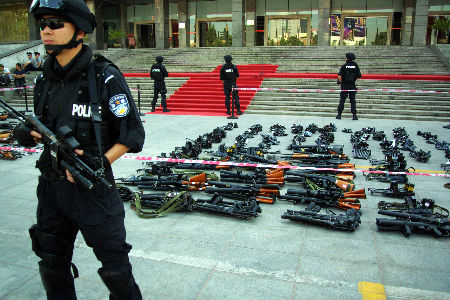 全国同步开展非法枪爆物品统一销毁活动