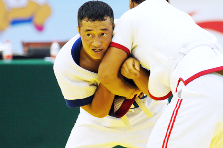 农运会中国式摔跤开赛 争霸赛正在激烈的进行中