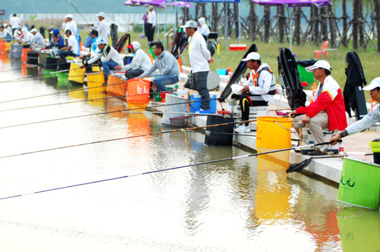 第七届全国农运会钓鱼比赛激烈进行