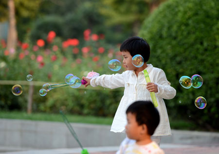 郑州：儿童在公园尽享节日欢乐