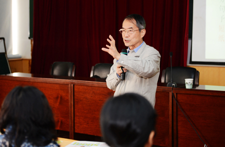 范存智郑州作报告 主张培养学生养成自主读英文报的习惯