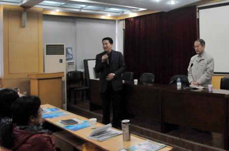 范存智郑州作报告 主张培养学生养成自主读英文报的习惯