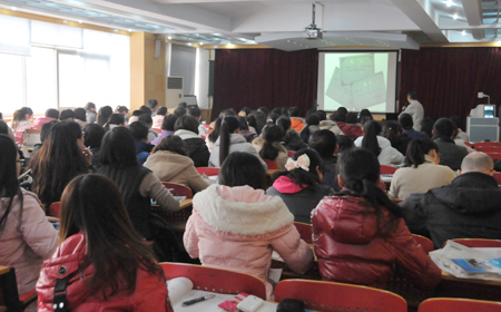 范存智郑州作报告 主张培养学生养成自主读英文报的习惯