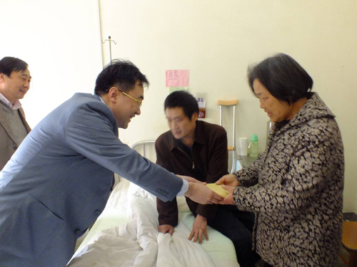 河南原阳：穷困老支书儿子重病牵动众人心