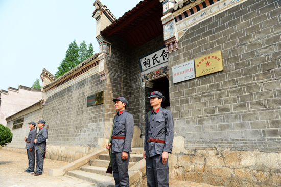 探访革命历史纪念地：罗山何家冲