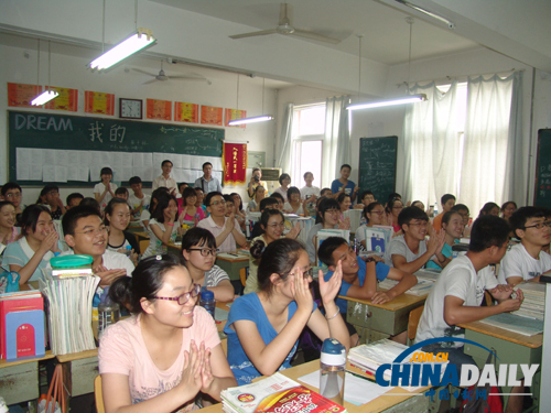 河南多所学校组织学生观看首次太空授课