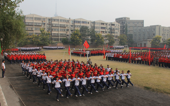 开封大学2013级新生军训闭营式隆重举行