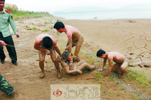 河南潢川县召开黄久生先进事迹座谈会