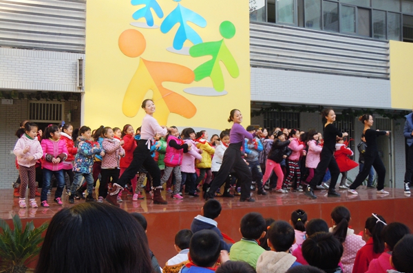 郑州幸福路小学牵手舞影秀 给孩子舞动多彩天空