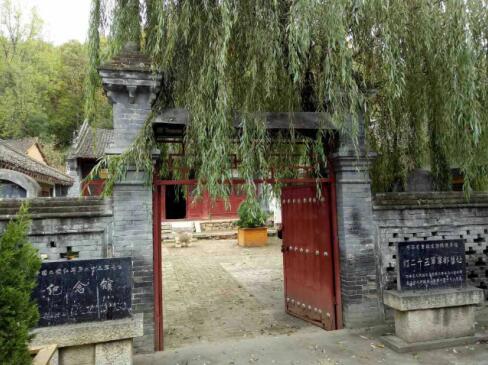 网络媒体走转改走进红二十五军军部旧址浩然之气立永存丰碑