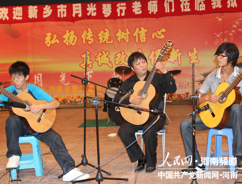 吉他演奏家侯国良老师在倾情表演