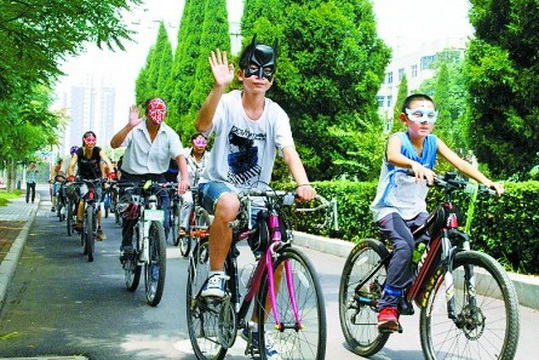 济源单车爱好者举行化装骑行活动