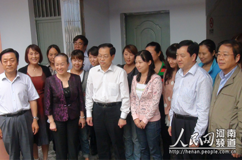 郑州市代市长吴天君莅临中原区百花艺术小学慰