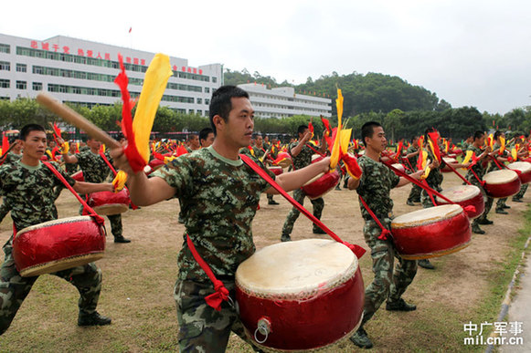 深圳边防武警军事表演引香港市民赞叹
