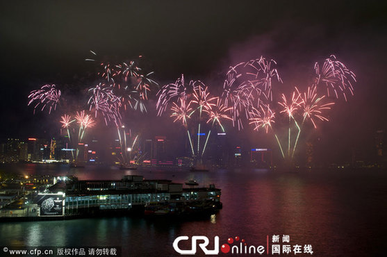 香港烟花贺岁 历时23分钟燃近4万烟花弹