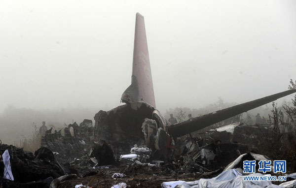 救援人员称飞机失事很多遇难者遗体抱在一起