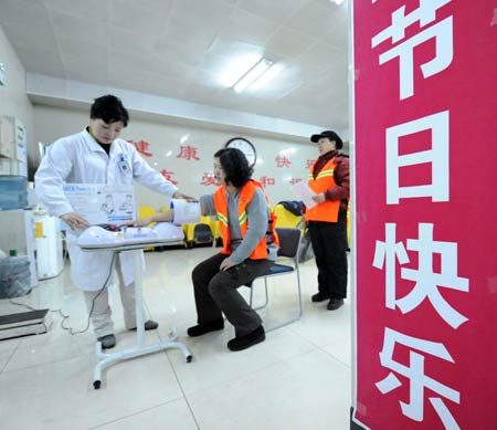 哈尔滨：献爱心送温暖 为环卫女工送健康