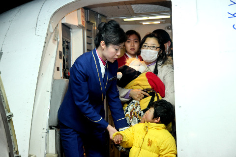 南航第5架赴日新潟航班顺利返哈759人安全回家