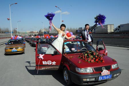 哈尔滨:百辆出租车迎新娘上演“的士婚礼”