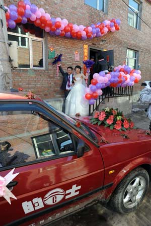 哈尔滨:百辆出租车迎新娘上演“的士婚礼”