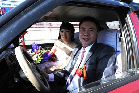 哈尔滨:百辆出租车迎新娘上演“的士婚礼”