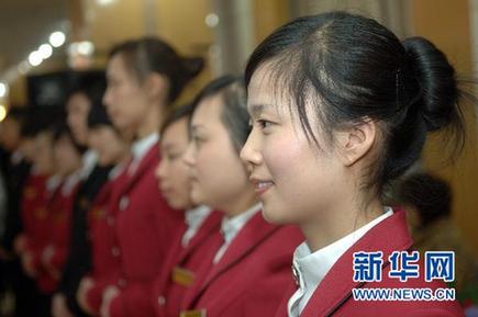 新华调查:“大学生争当保姆”面面观
