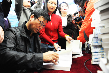白岩松作客哈尔滨签名售书 与读者现场交流