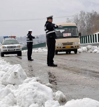 我省局部持续降雪 哈牡高速清雪全力保畅通