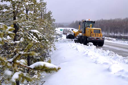 我省局部持续降雪 哈牡高速清雪全力保畅通